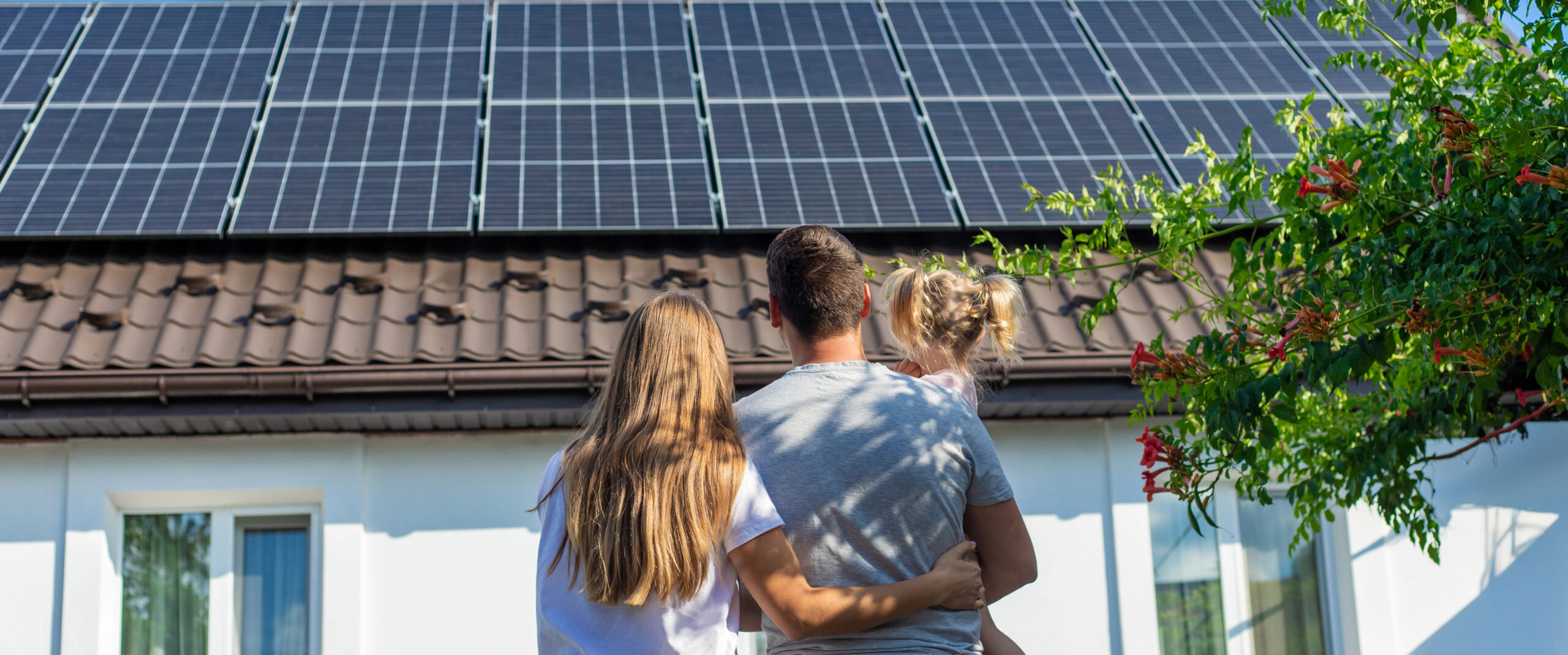 Moderne Liegenschaft mit Solaranlage in der Schweiz