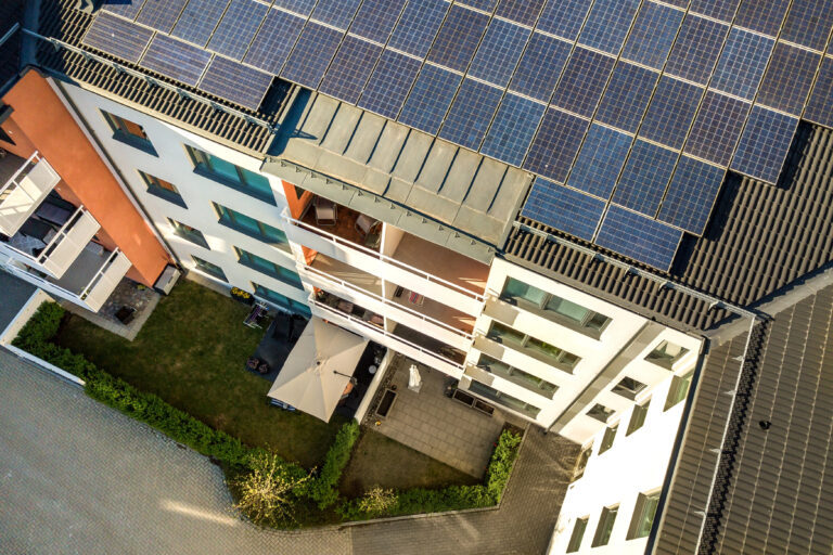 ZEV und LEG im Mehrfamilienhaus: Was Liegenschaftsverwaltungen und Immobilienfirmen wissen müssen